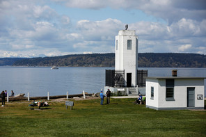 photo of browns point lighthouse