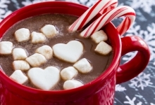 Hot cocoa with mini marshmallows in red mug