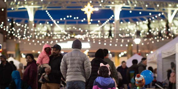 Redmond Towncenter full of visitors during Redmond Lights