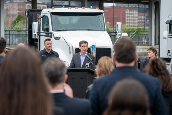 the governor speaking in front of a zero emissoin vehicle