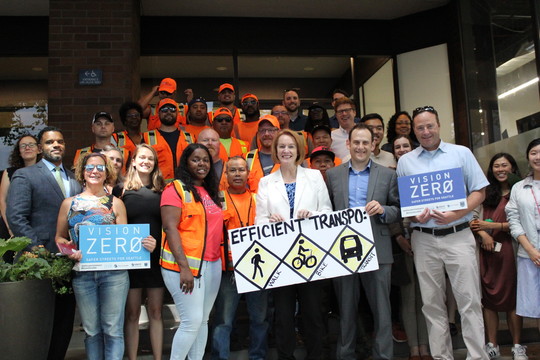 Mayor Durkan poses with bike advocates from Cascade Bicycle club and SDOT workers who helped build the bike lane