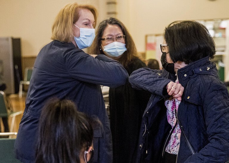 Mayor Durkan greets a vaccine recipient 