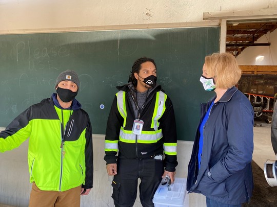 Mayor Durkan speaks with 2 Ironworkers Apprenticeship Program participants