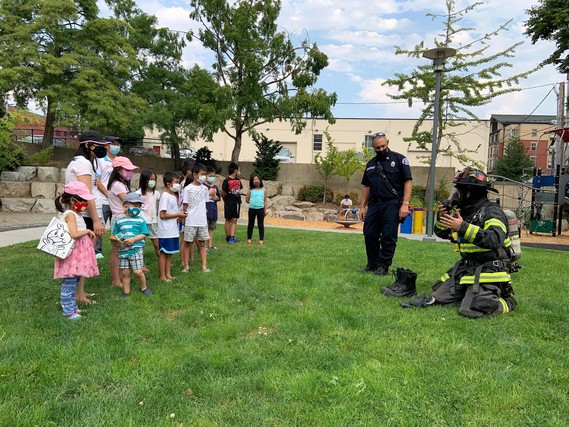 Seattle Fire teaches fire safety for National Night Out