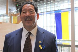 Mayor Harrell stands in front of Ukraine flag at City Hall