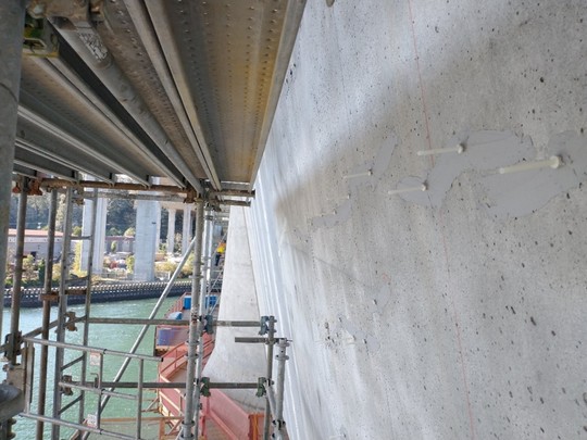 We began the low bridge strengthening work by injecting small cracks with an epoxy compound to prevent them from growing in the future. 