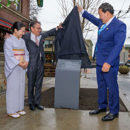 Mayor Harrell unveiling plaque at pike place market