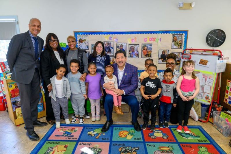 Mayor Harrell, Councilmember Rivera, and preschool students at Causey's Early Learning Center