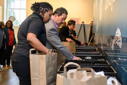 Mayor Harrell and Councilmember Hollingsworth pack up food donations.