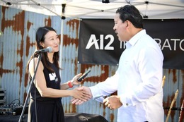 ai2 leader shakes hands with mayor harrell