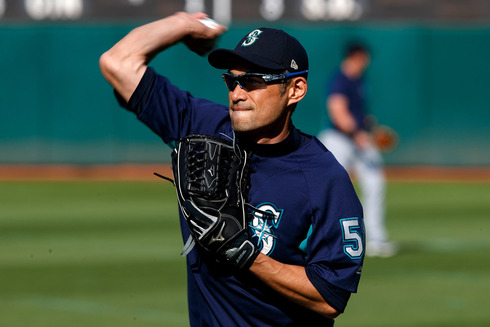 Ichiro Suzuki throwing baseball