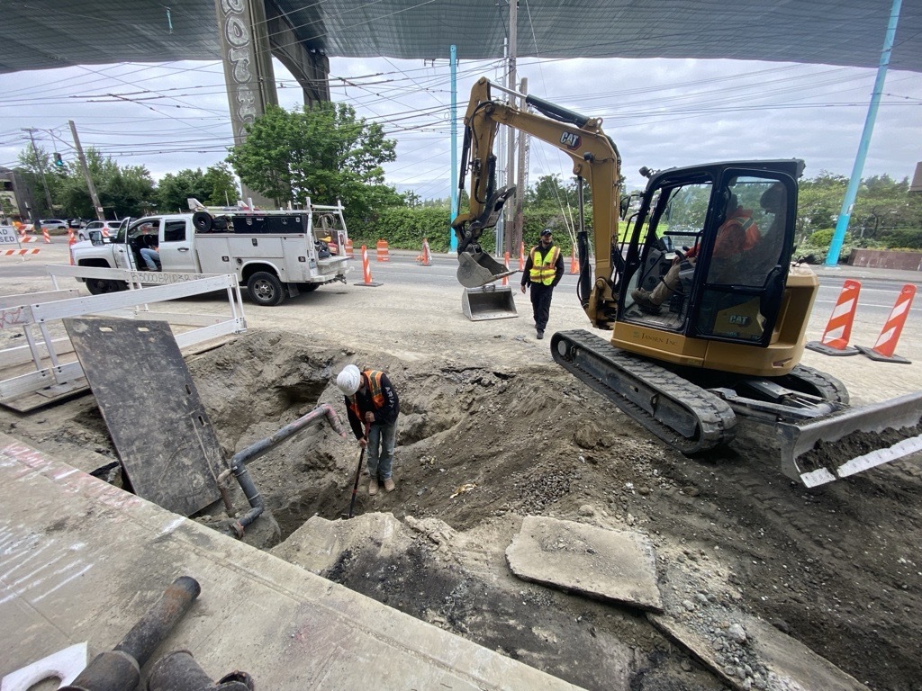Water main work continues on Eastlake Ave E near the I-5 Ship Canal Bridge. 