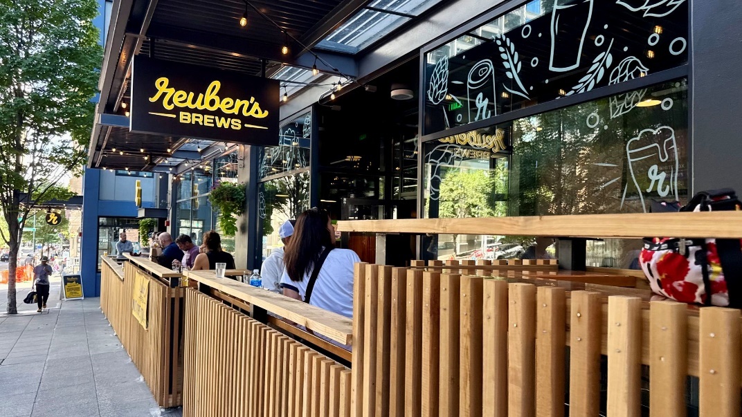 Outdoor patio seating at Reuben's Brew 