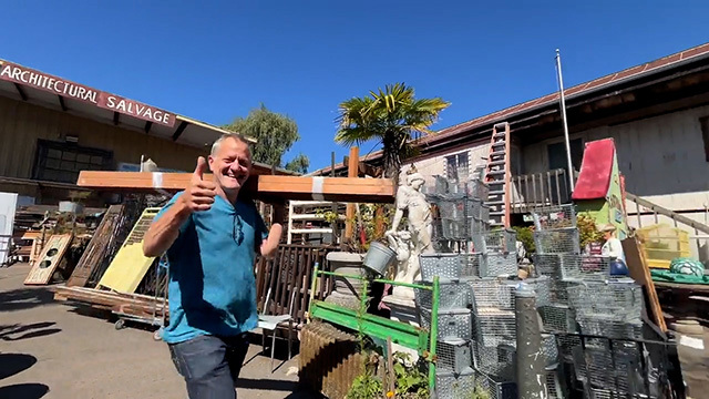 A customer gives a thumbs up at Earthwise