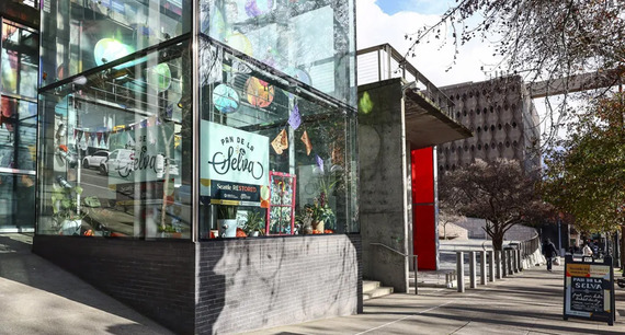Exterior storefront of Pan de La Selva