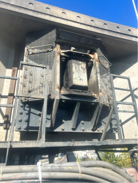Picture of the tail lock shaft on the approach-bridge side that is extended into the swing span to lock the structure together.