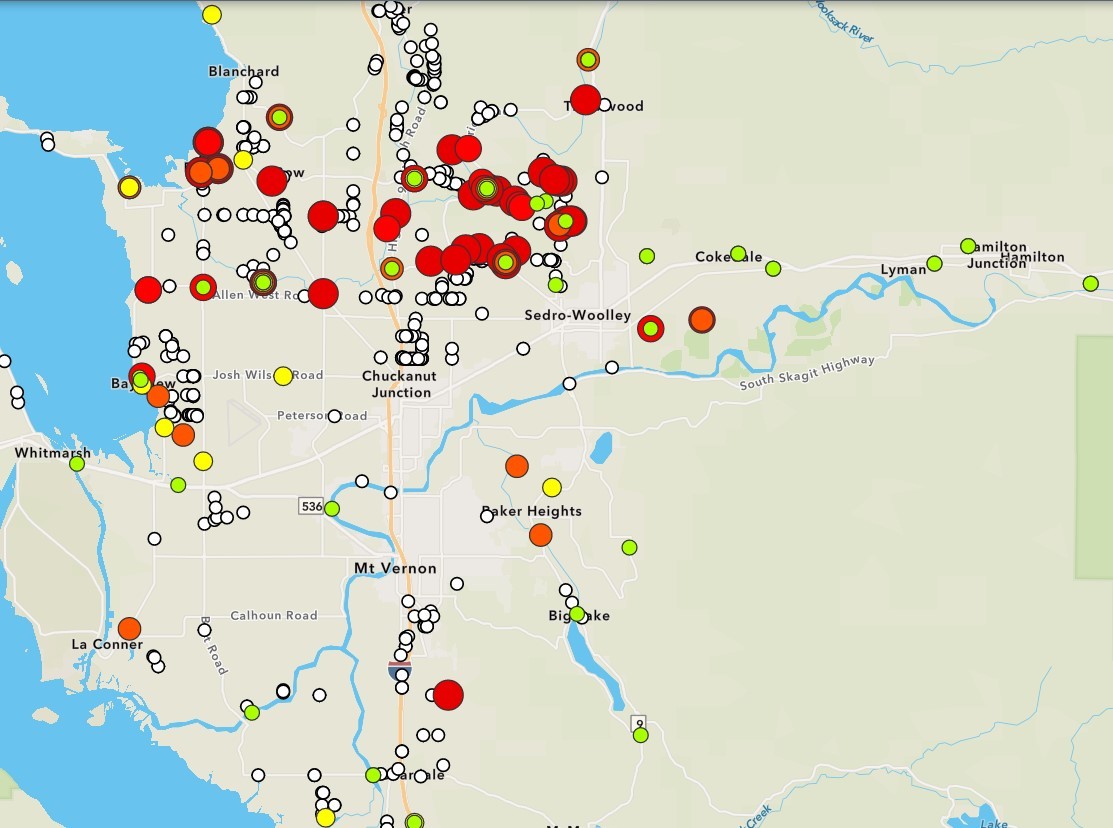 A map of Skagit County with green, yellow and red dots representing bacteria levels at water sampling sites.