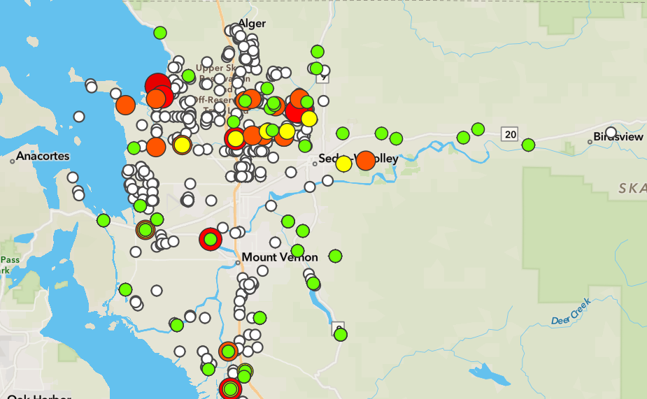 Map of water quality data in Skagit County with red, green and yellow dots representing bacteria levels