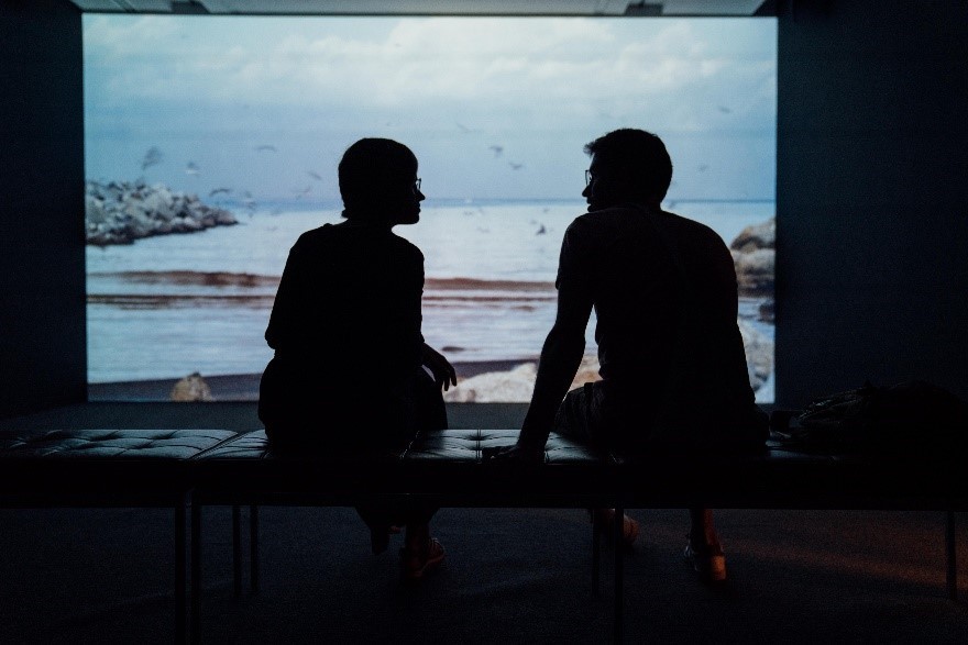 Two people talking while sitting on bench