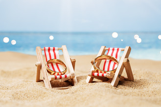Wedding_rings_on_a_sunny_beach