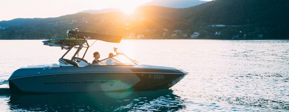 Boat_on_water_at_sunset