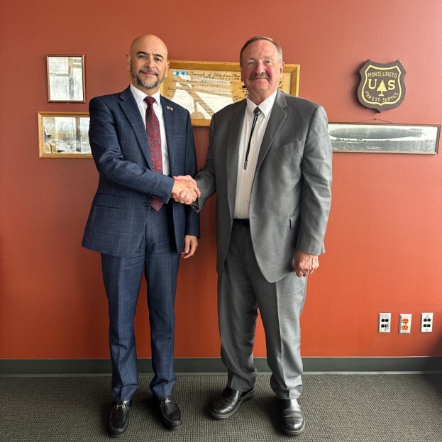 Head Consul Víctor Hugo López Ortega and Executive Dave Somers