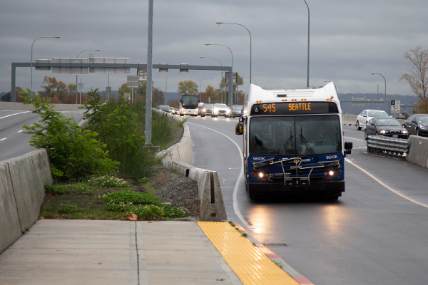 ST Express bus arrives at Montlake Freeway Station.