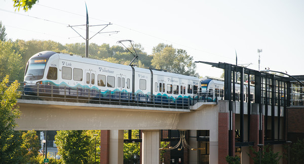 Photo of Link Light Rail traveling on an elevated guideway, Everett Link Extension