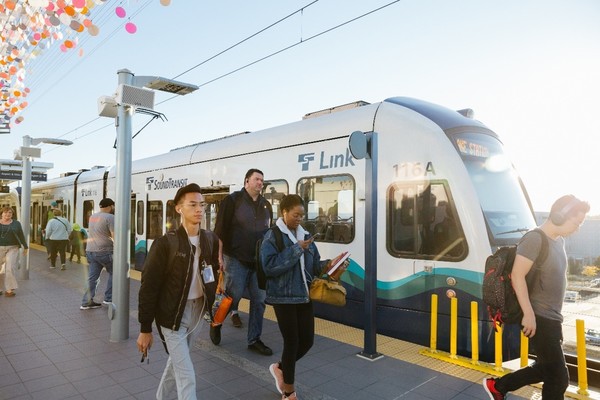Photo of people entering and exiting the Link Light Rail at Angle Lake Station, Tacoma Dome Station project ppdate email header image