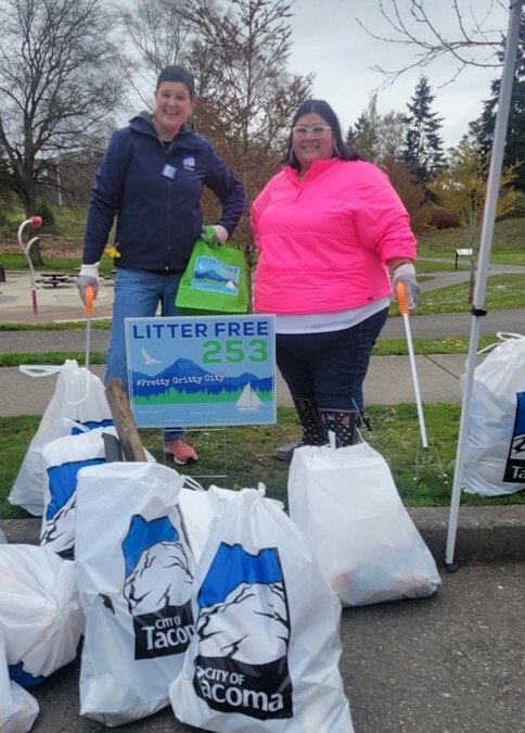DM Walker and CM Ushka picking up litter