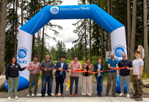 Pipeline Trail ribbon cutting 
