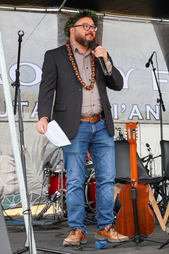 DM Bushnell speaking on stage 