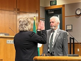 Barry Buchanan recites the oath of office. 