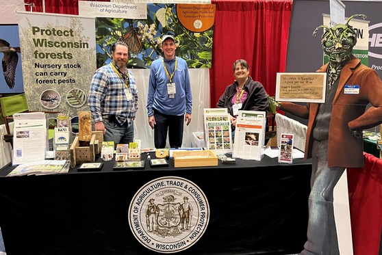 WI-IL Dept. of Ag booth at iLandscape