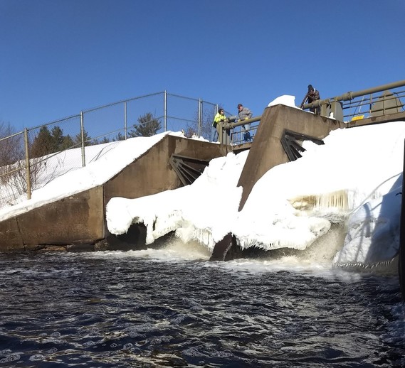 Dam gates with ice buildup