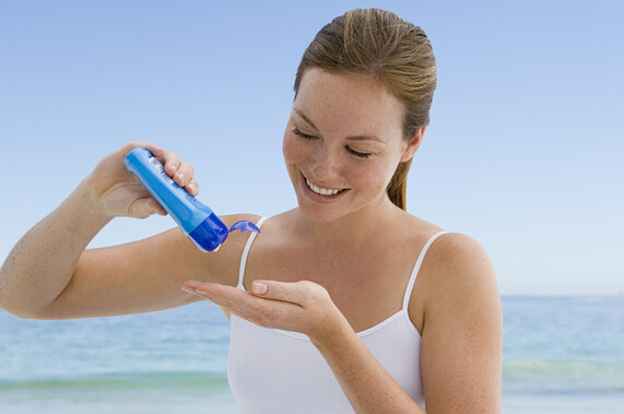 woman apply sunscreen